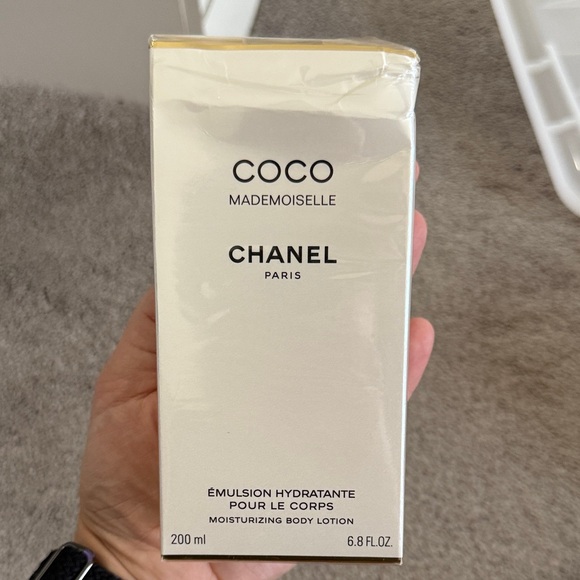 CHANEL Coco Mademoiselle Hydrating Body Lotion in White and Gold - Picture 3 of 3